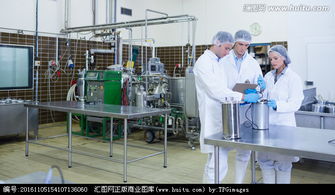 在工厂里测试产品的生物学家们